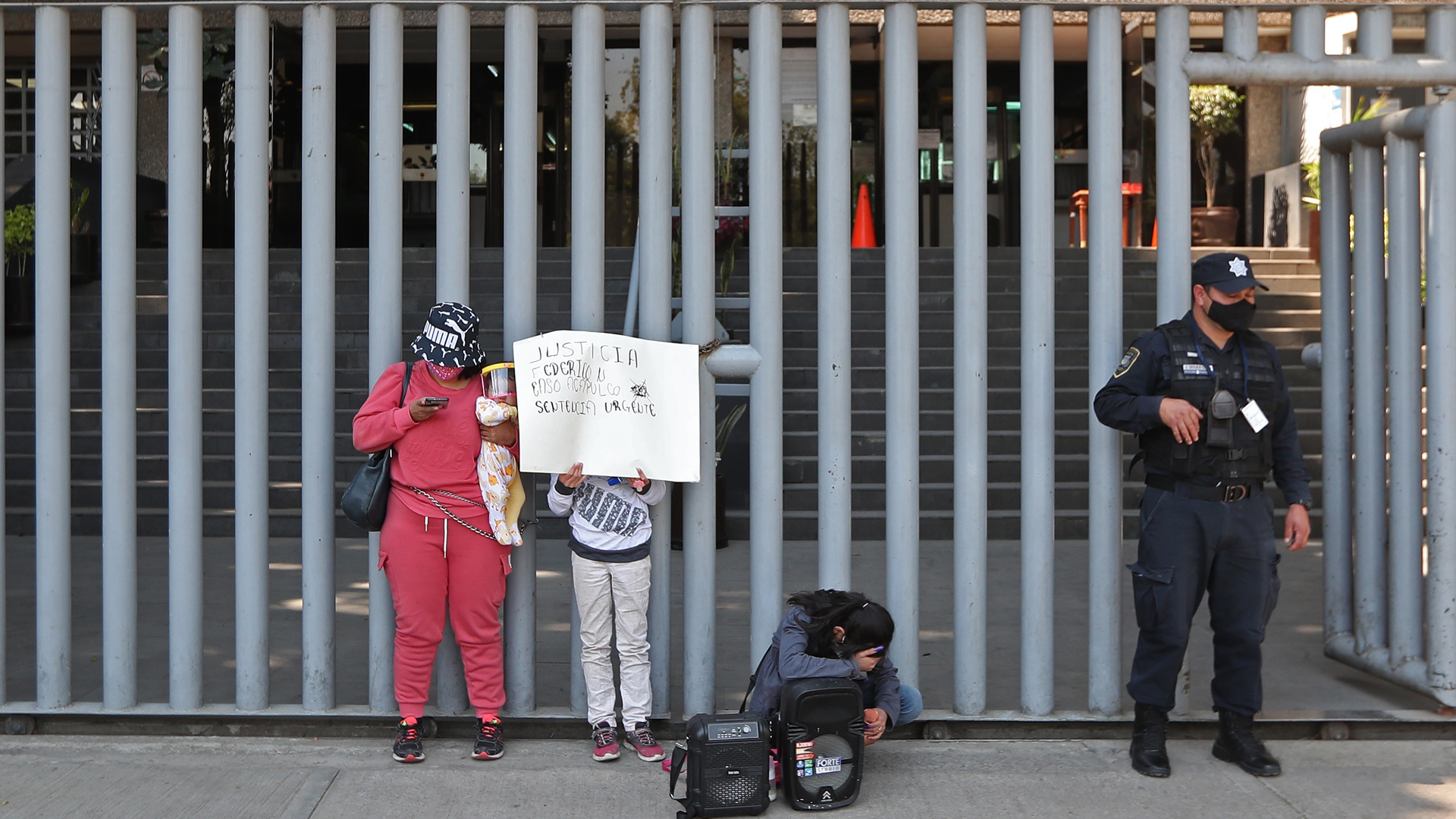 Activista se encadena para exigir justicia por explotación sexual de niños en Acapulco - activista-encadenada-a-seido-para-exigir-justicia-por-ninos-explotados-laboral-y-sexualmente-en-acapulco