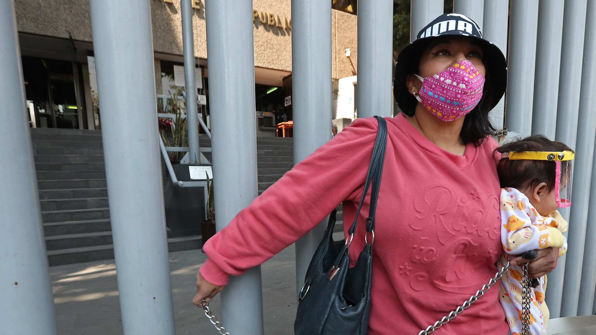 Activista se encadena para exigir justicia por explotación sexual de niños en Acapulco