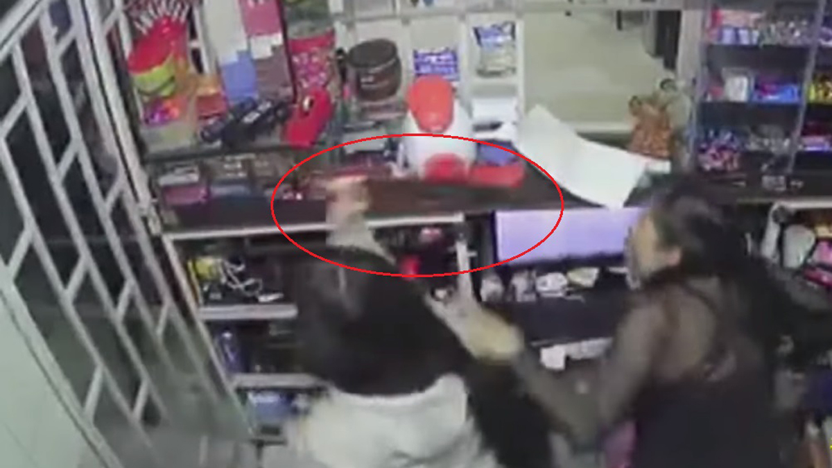 #Video Adolescente enfrenta a asaltante a machetazos en Colombia