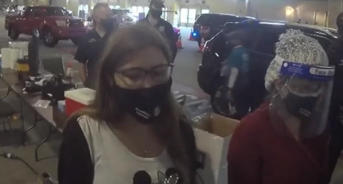 #Video Jóvenes se disfrazan de abuelas para vacunarse contra COVID-19 en Florida