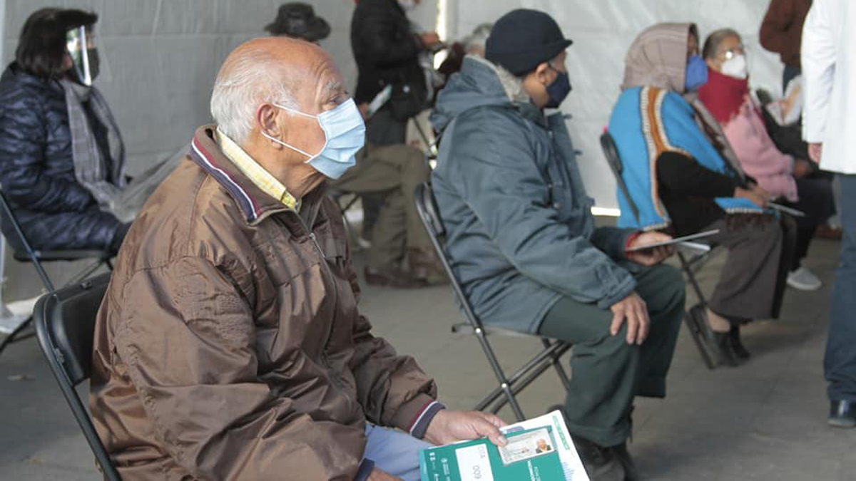 Solo tres adultos mayores presentaron en CDMX reacción adversa grave a vacuna contra COVID-19