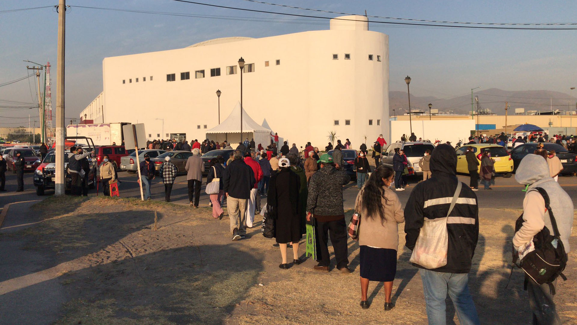 Caos y largas filas bajo el sol en primer día de vacunación de adultos mayores en Ecatepec