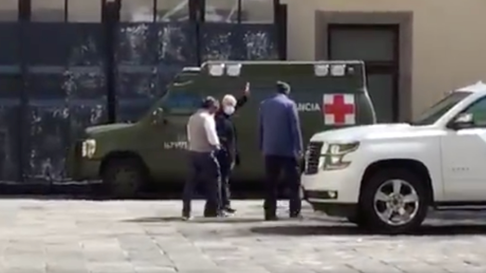 #Video Reaparece López Obrador; usa cubrebocas dentro de Palacio Nacional