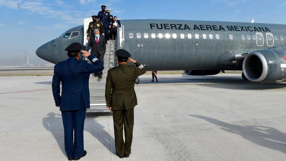 López Obrador estrena las pistas de su aeropuerto emblemático