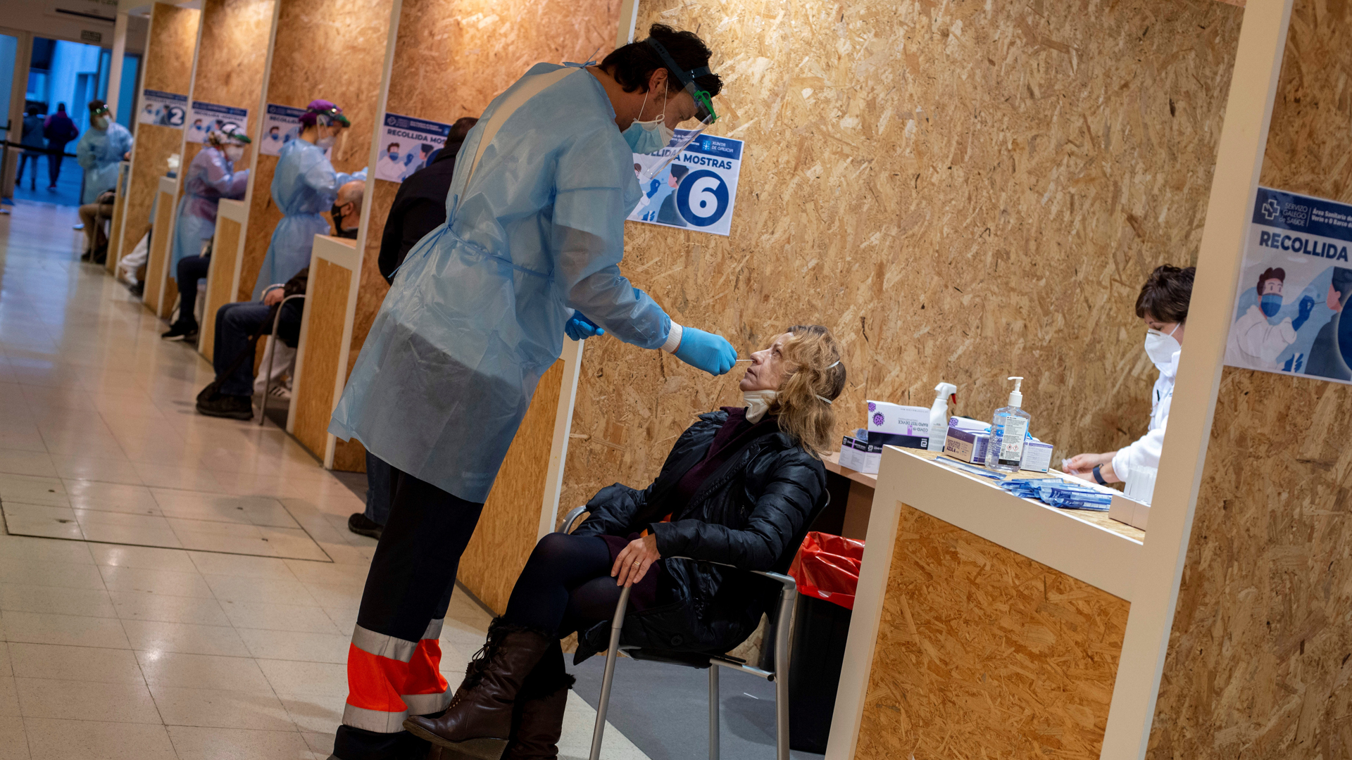 España sale del riesgo extremo de COVID-19 al bajar incidencia de casos