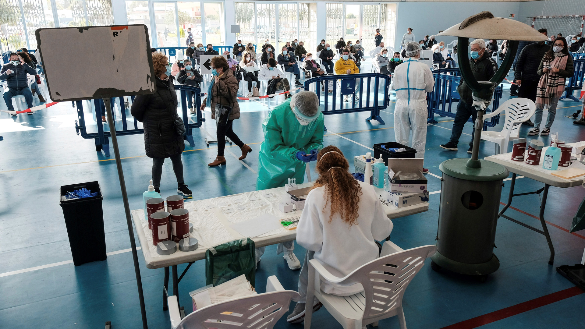 Sexta ola de COVID-19 avanza sin tregua en España con 118 mil casos nuevos Sexta ola de COVID-19 avanza sin tregua en España con 118 mil casos nuevos