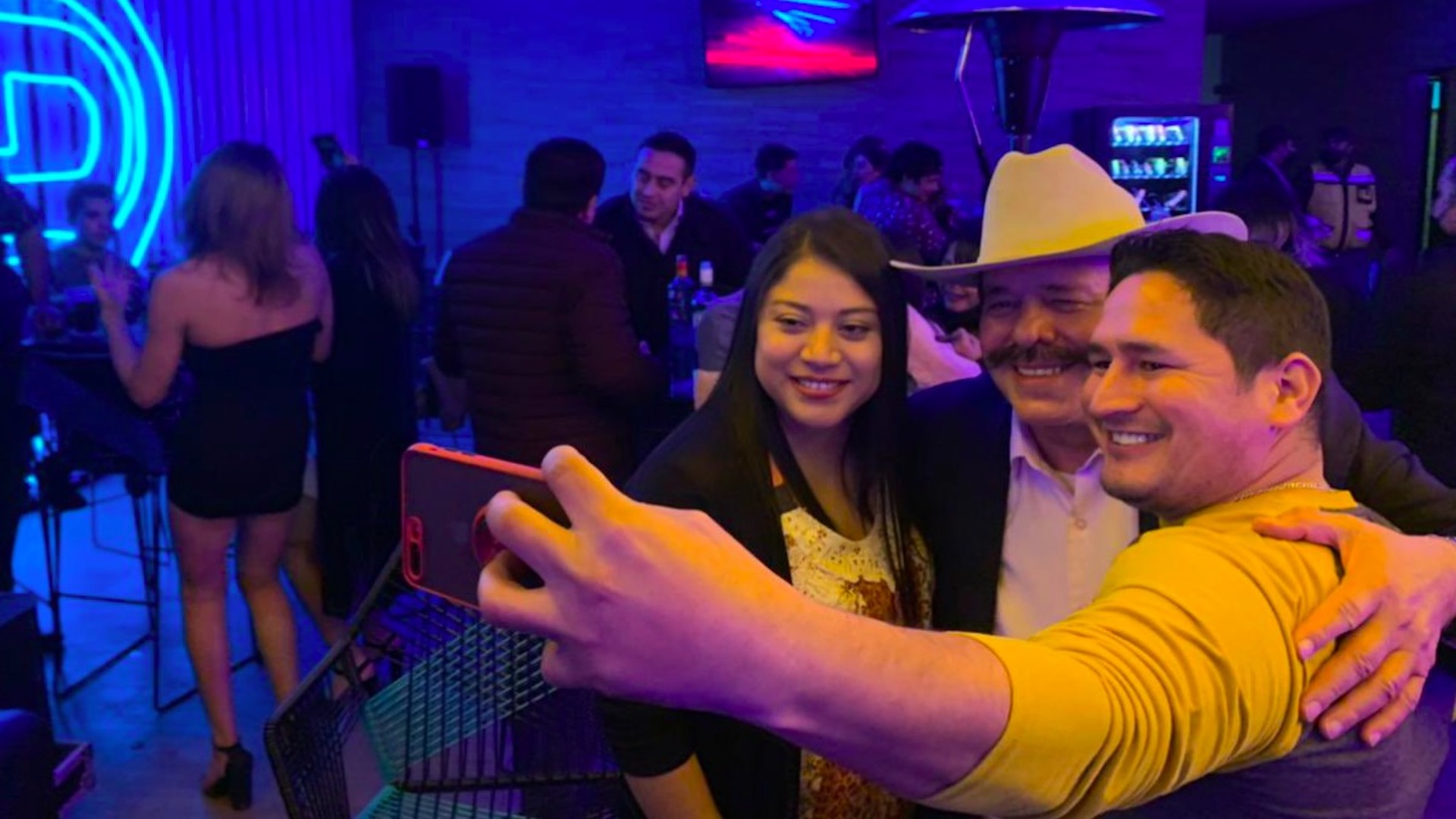 #Video “No pasa nada, yo así soy”, Armando Guadiana responde tras ser captado en antro de Saltillo