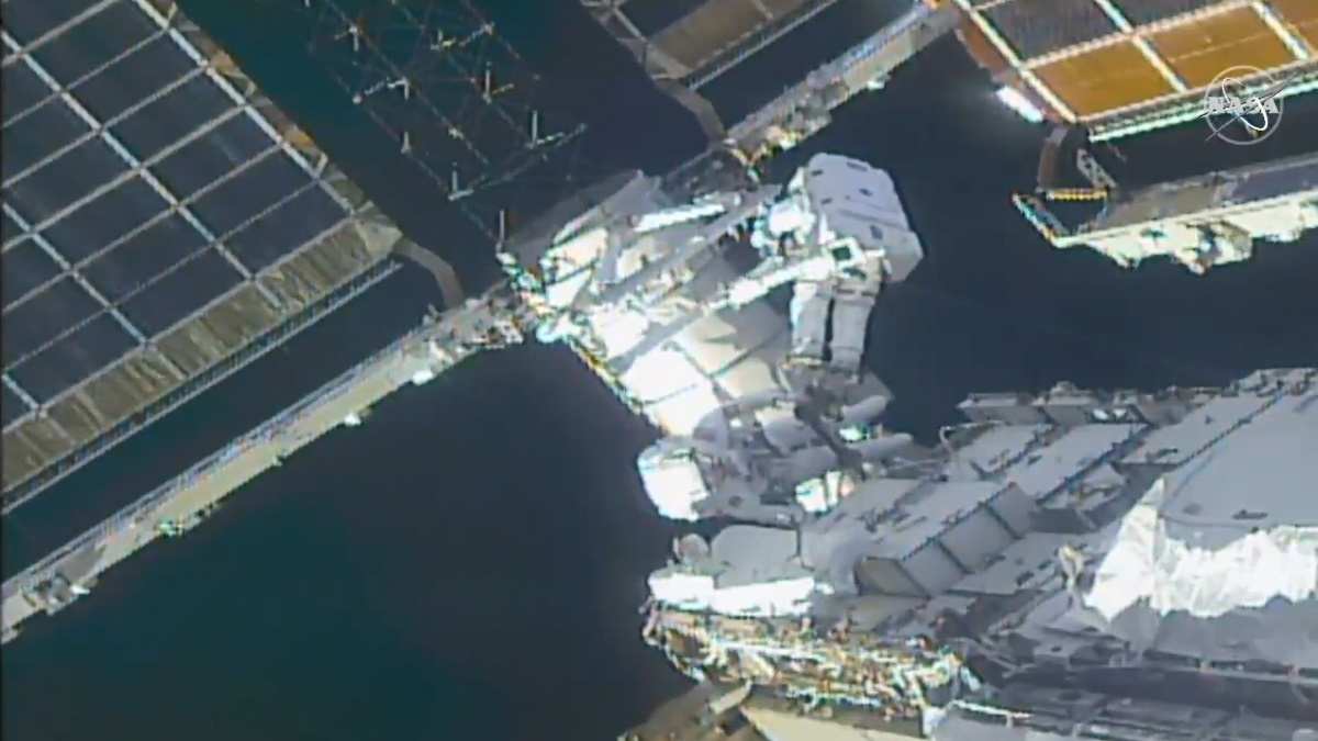 #Videos Realizan caminata espacial para modernizar sistema solar del laboratorio de la EEI