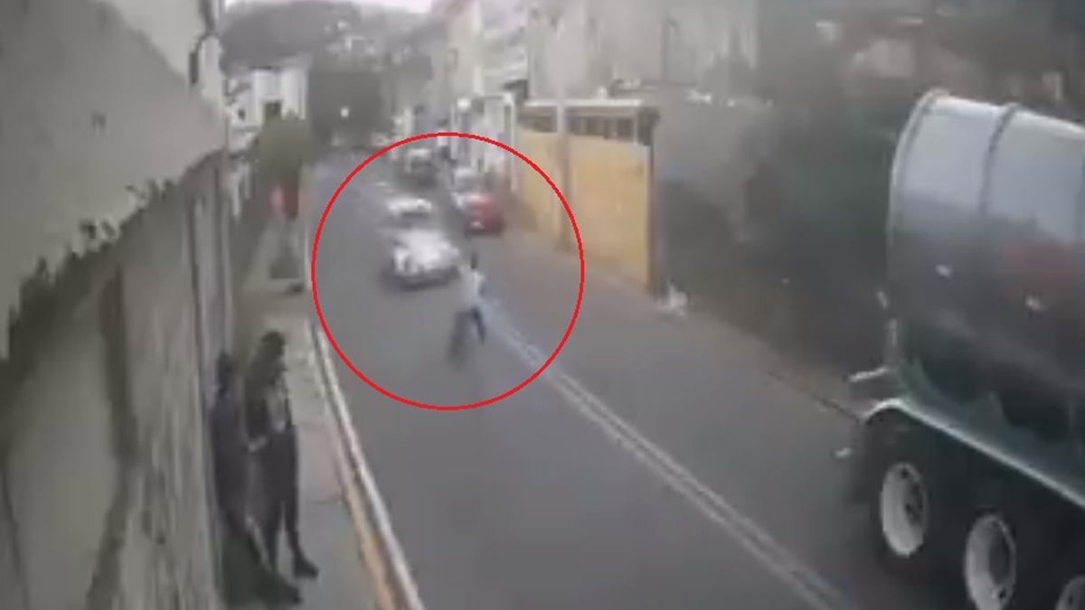 #Video Automovilista choca de frente contra niño en bicicleta y huye