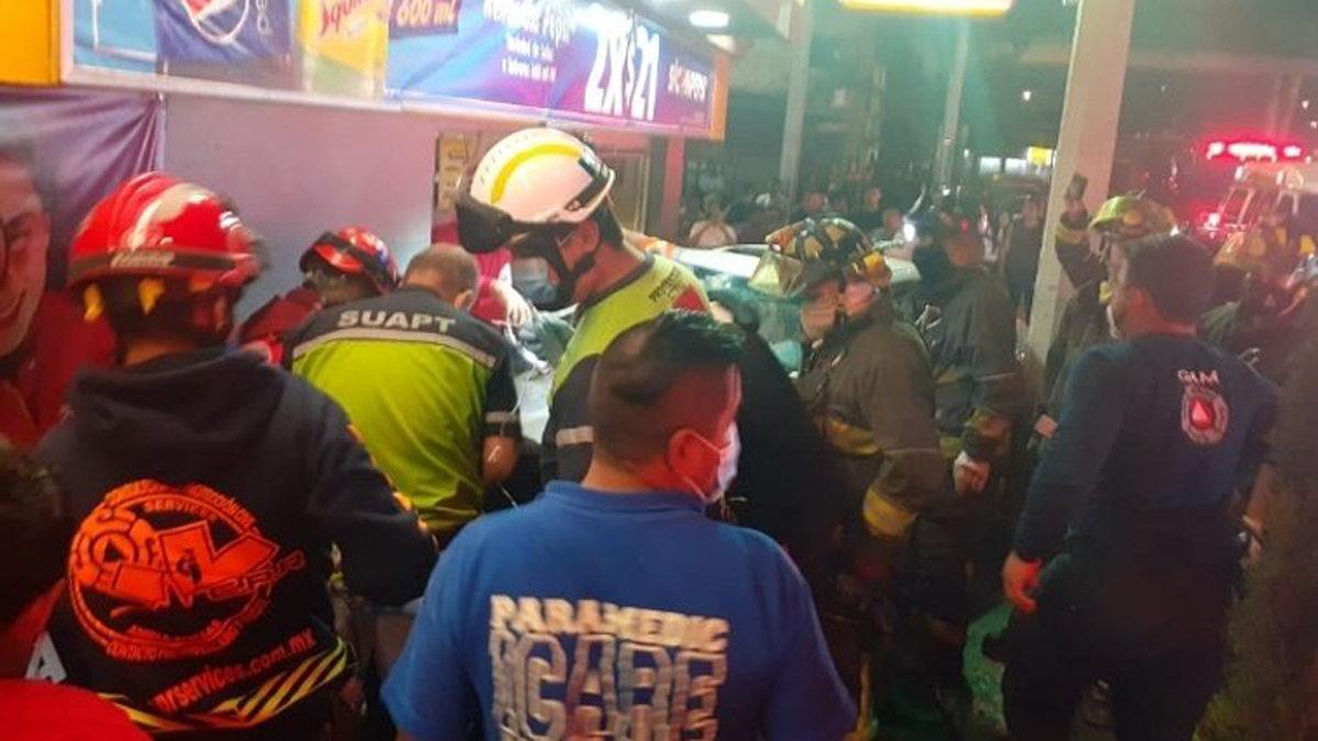 Conductor prensa a pareja contra puerta de Oxxo en la GAM; amputa pierna a joven - autoridades-laboran-en-choque-de-auto-contra-puerta-de-oxxo-en-la-gam