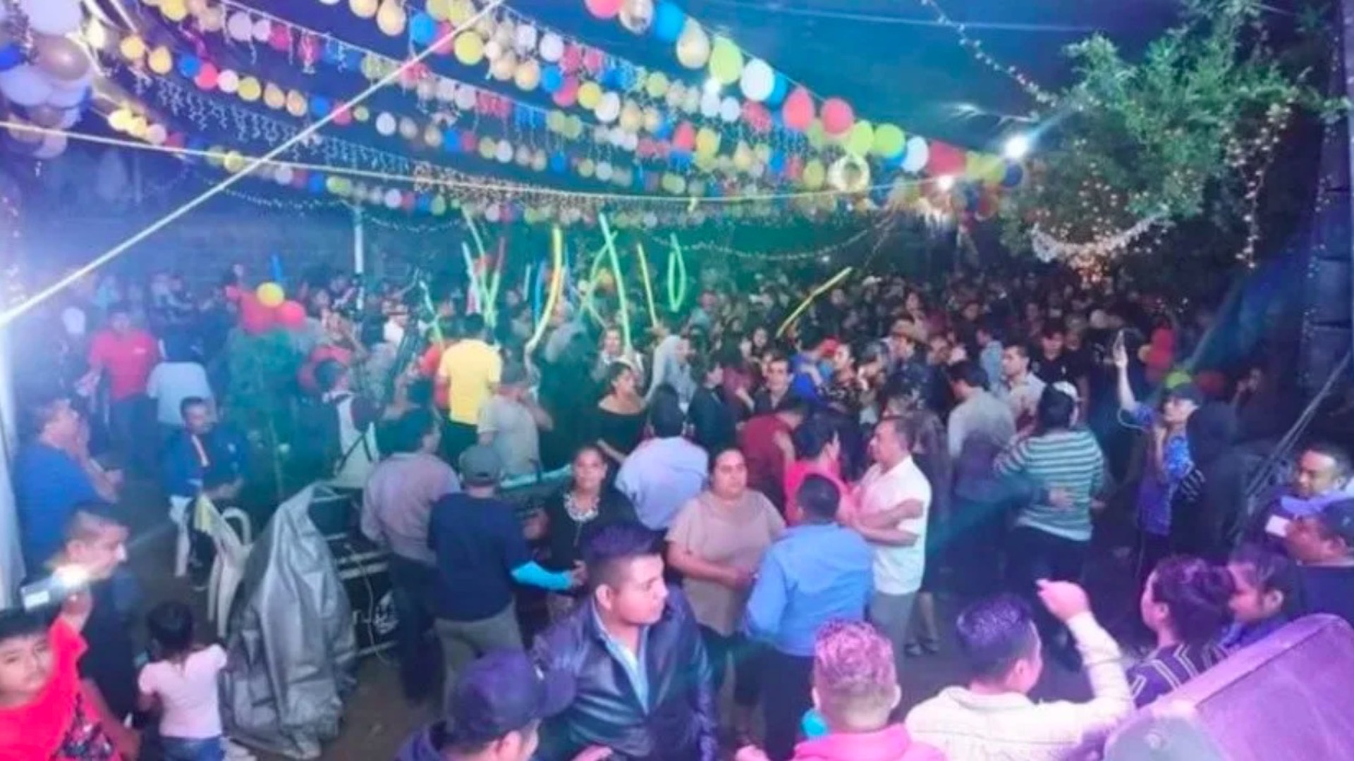 #Video Al menos 400 contagios de COVID-19 tras baile en Oaxaca