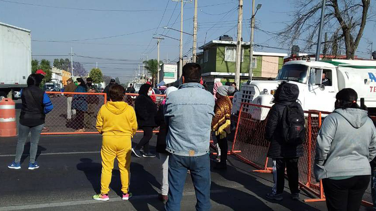 Bloquean Av. Central en Ecatepec por suspensión de apertura de centros de vacunación contra COVID-19
