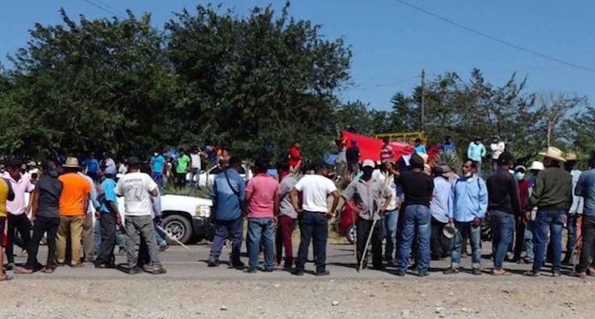 Se mantiene bloqueo en la carretera del Istmo, en Oaxaca; suma 8 días de afectaciones