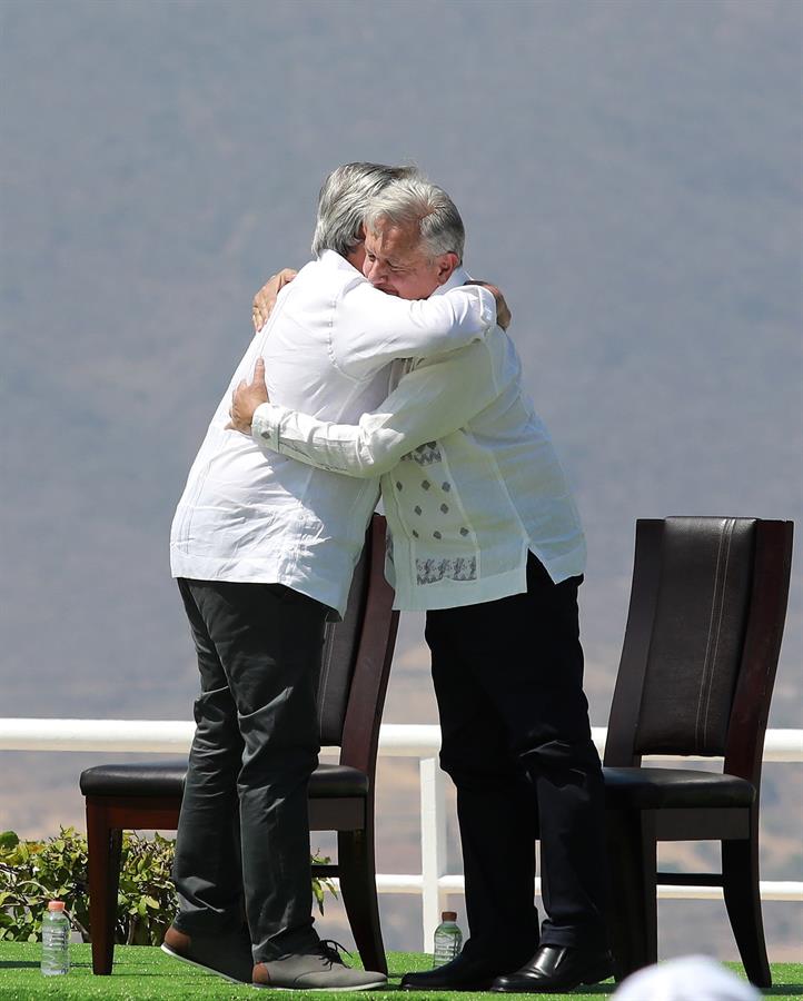 Un abrazo descarado - c7d7b9803924421a96428ba590ffdff7b54600aaw