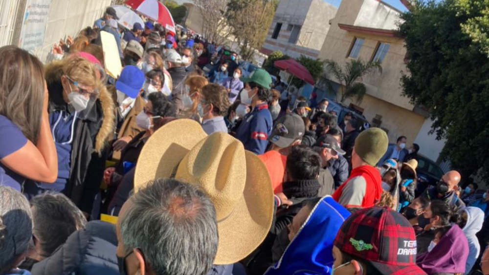 Se registra desorganización en aplicación de la vacuna contra COVID-19 en Cacalotepec, Puebla