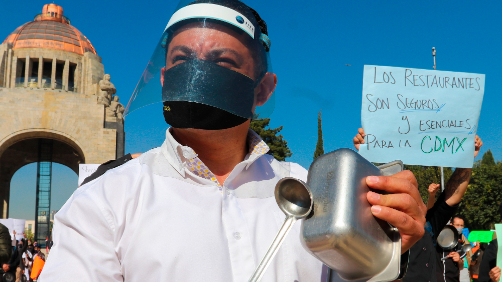 Restaurantes de Ciudad de México piden con cacerolazos poder abrir más horas