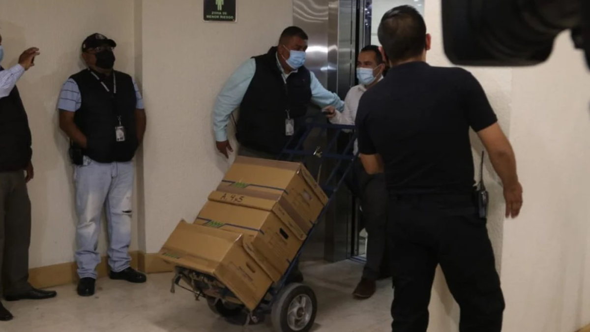 FGR ratifica solicitud de desafuero contra García Cabeza de Vaca; entrega expediente a Cámara de Diputados