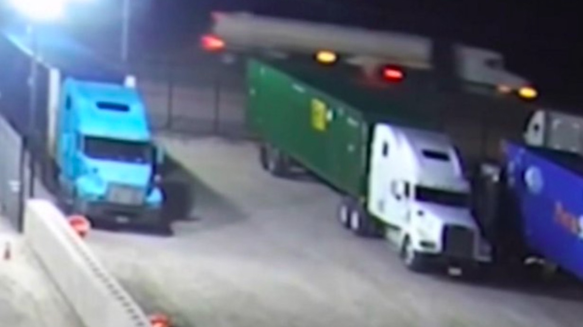 SRE da seguimiento a búsqueda de tráiler que desapareció con migrantes en Texas