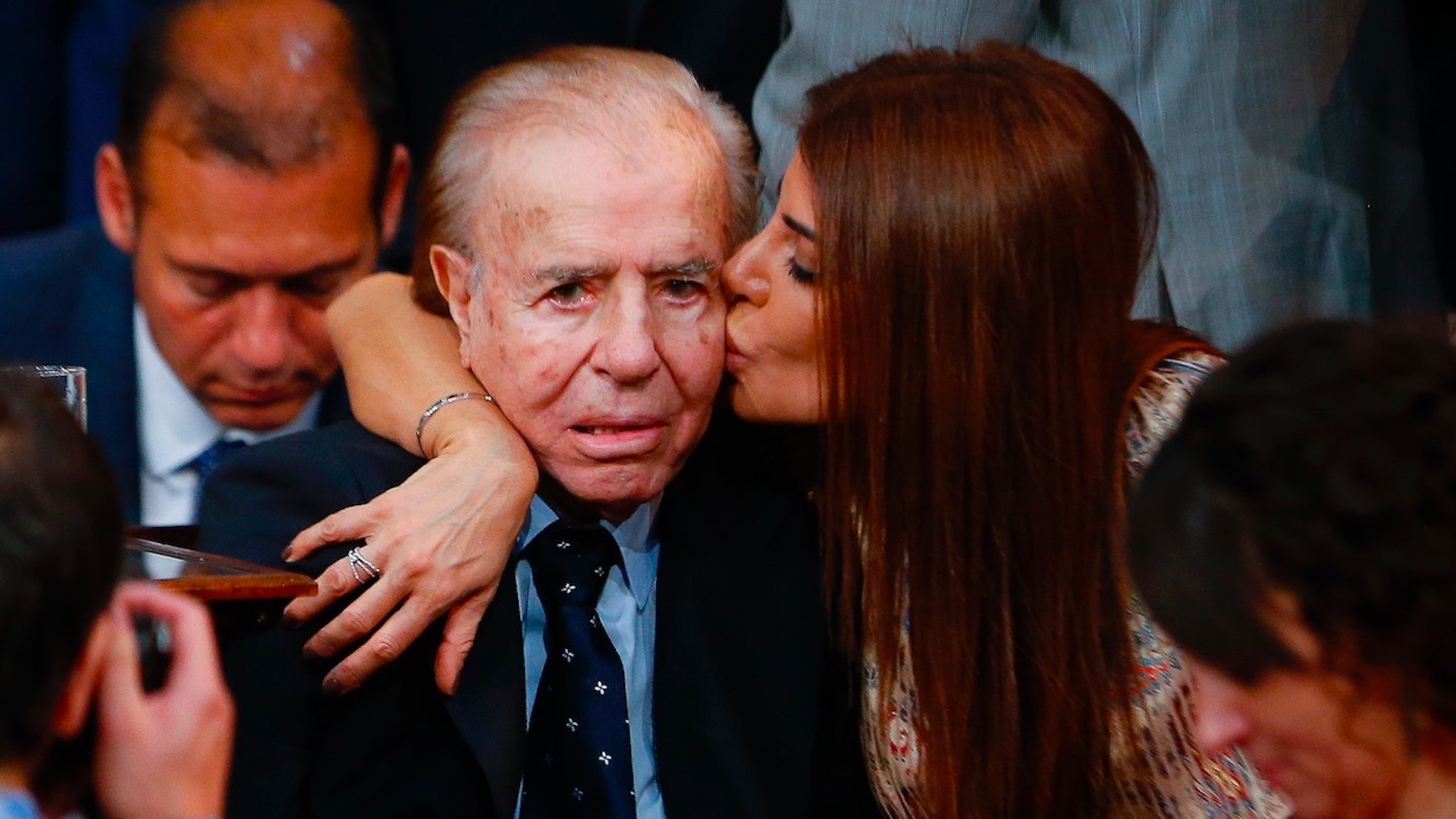 Imputan a tres enfermeros por robar anillo del expresidente argentino Carlos Menem