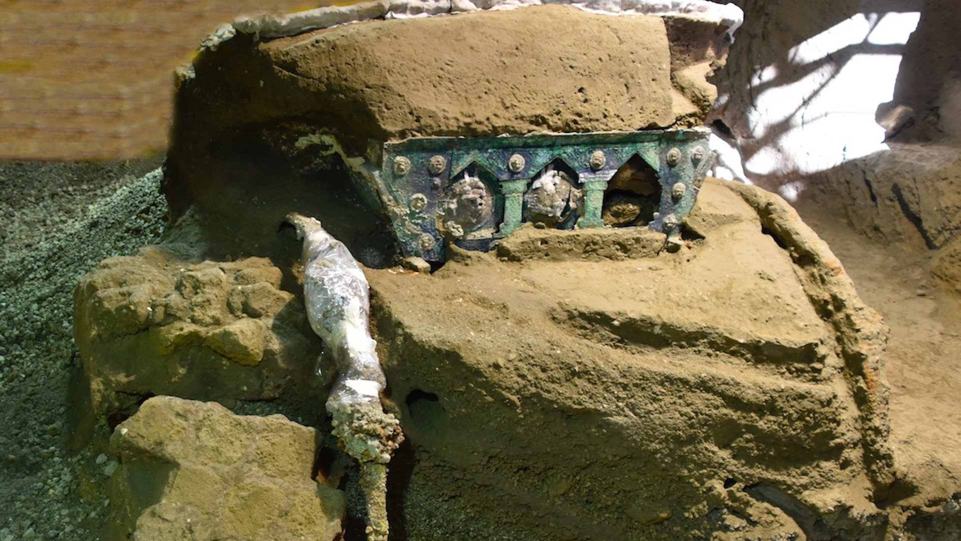 Descubren en Pompeya una gran carroza ceremonial casi intacta