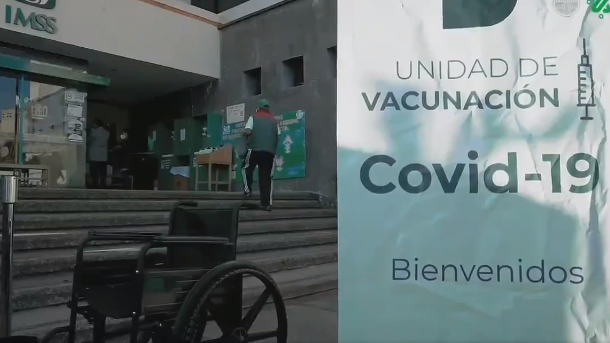 Cierran unidades de vacunación en CDMX; adultos mayores se quedan en la fila a la espera de dosis