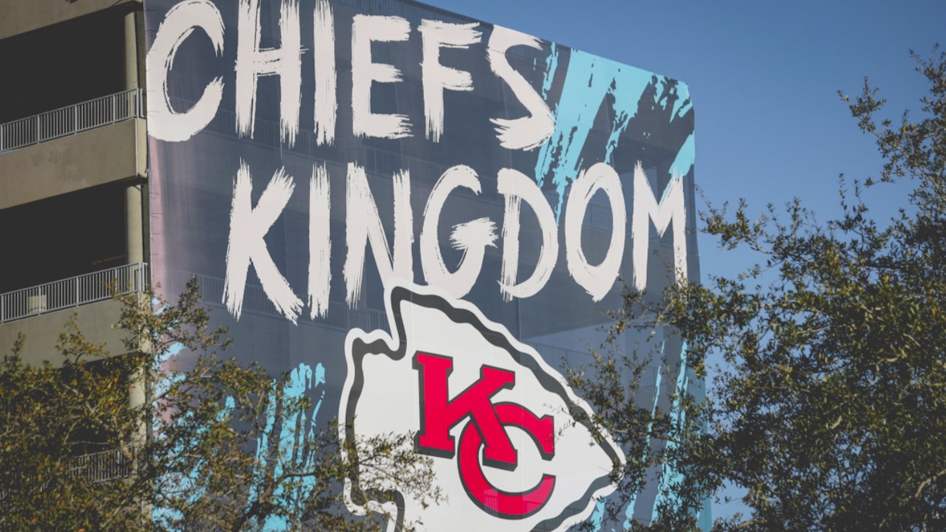 Peluquero de los Chiefs da positivo a COVID-19; habría acudido a cortar el cabello a jugadores