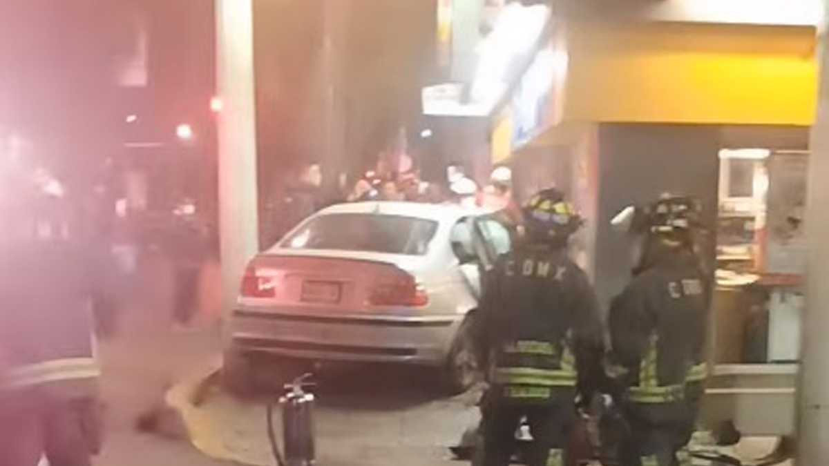 Conductor prensa a pareja contra puerta de Oxxo en la GAM; amputa pierna a joven Conductor prensa a pareja contra puerta de Oxxo en la GAM; amputa pierna a joven