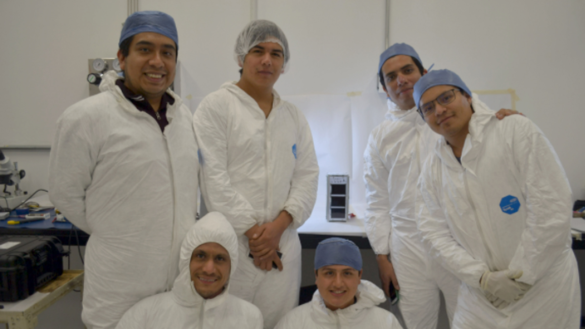 Lanzan al espacio nanosatélite mexicano desarrollado por la UNAM - cientificos-mexicanos-que-desarrollaron-el-nanoconnect-2