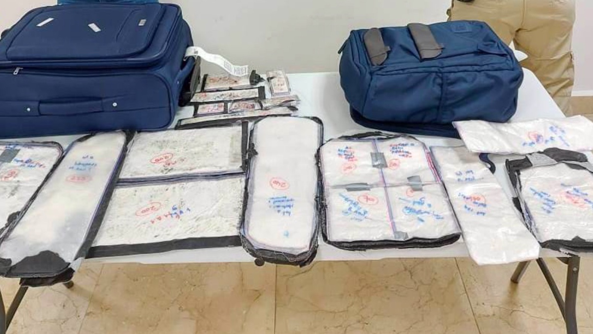 Detienen a dos colombianos con 35 paquetes con cocaína en el aeropuerto de Cancún