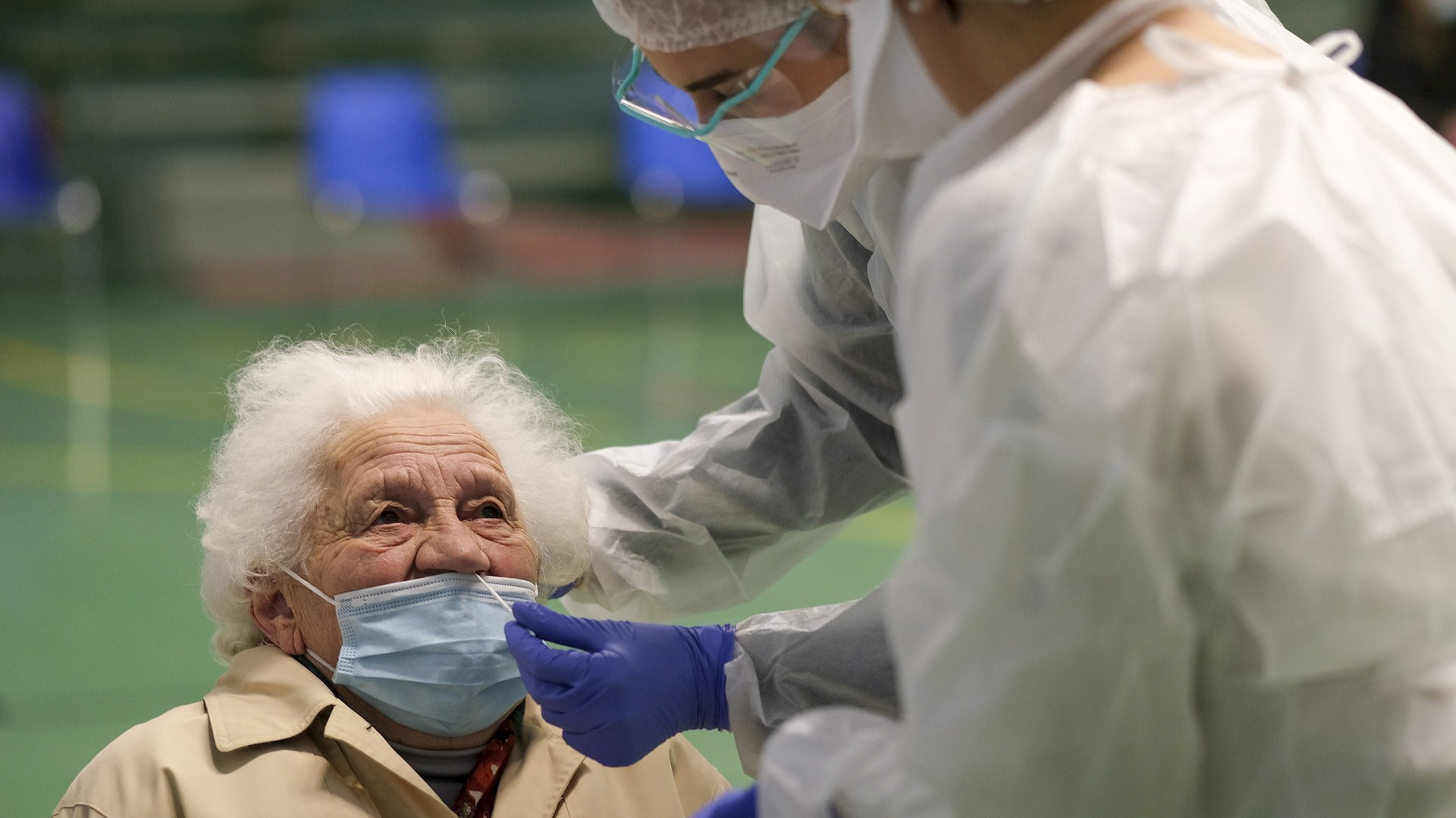 Francia registró el domingo 19 mil 715 casos nuevos y 171 muertos por COVID-19