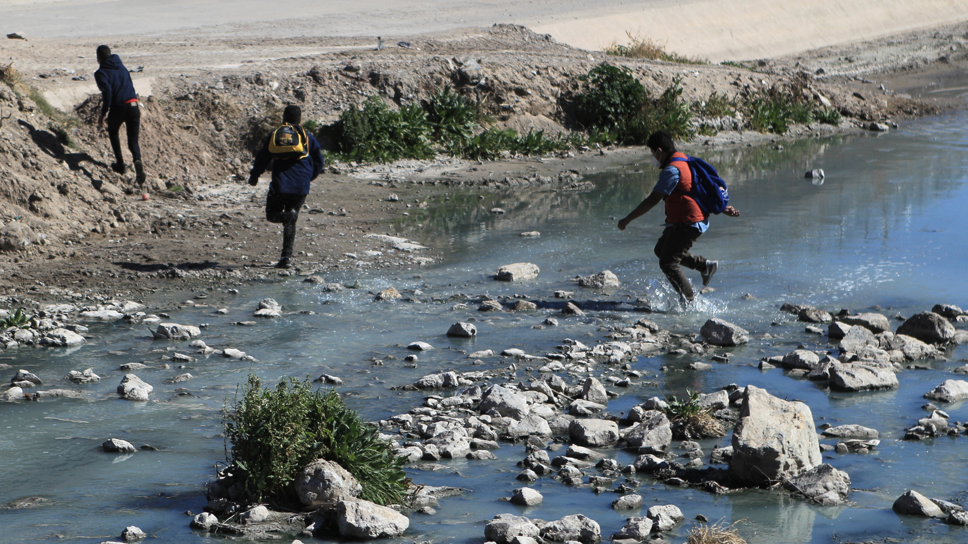Flujo de migrantes y deportados aumenta en Ciudad Juárez, Chihuahua - cruce-del-rio-bravo-hacia-eeuu