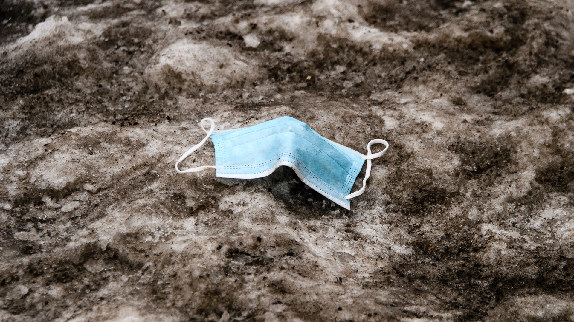 Casos globales de COVID-19 se han reducido 50 % en cinco semanas