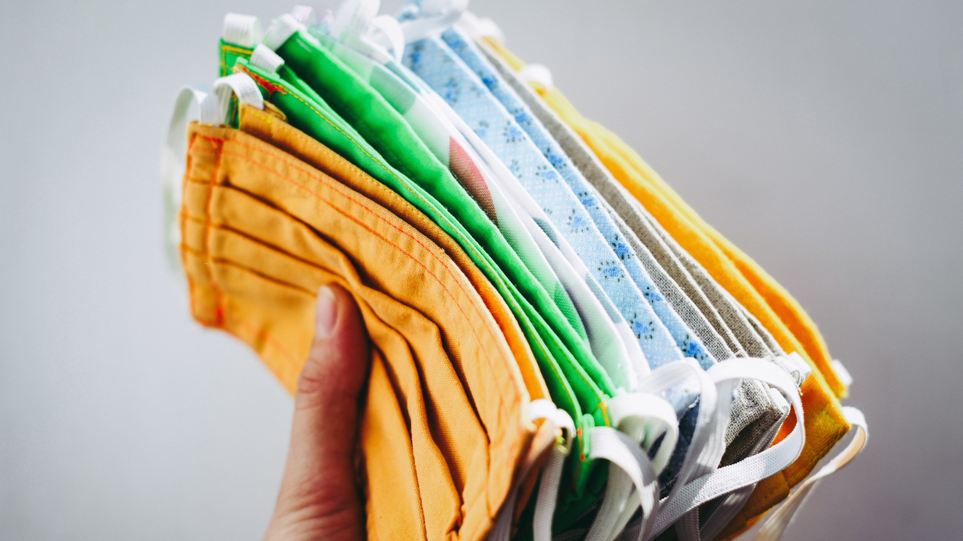 Usar dos cubrebocas eleva protección contra nuevas variantes de COVID-19: CDC