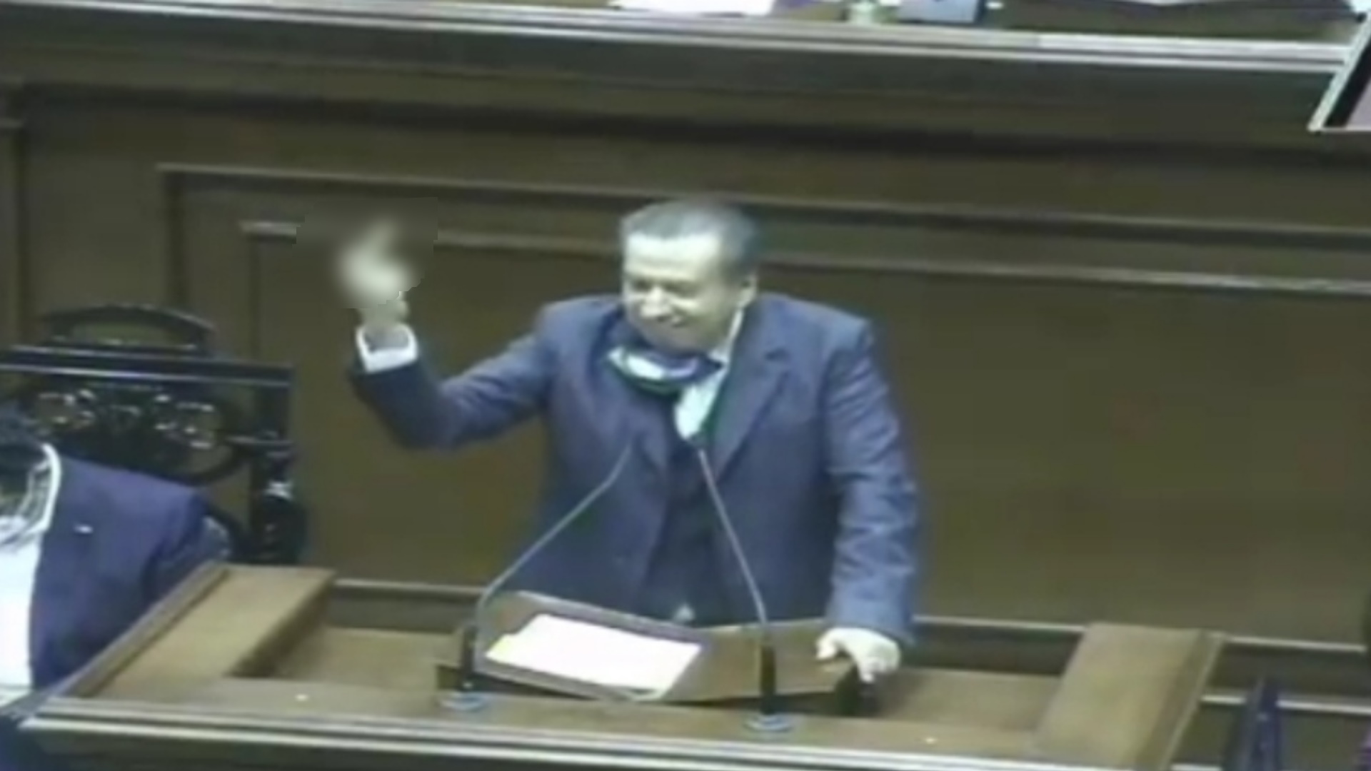 #Video “Si te lo meto hasta adentro…”, diputado hace seña obscena para argumentar contra el aborto