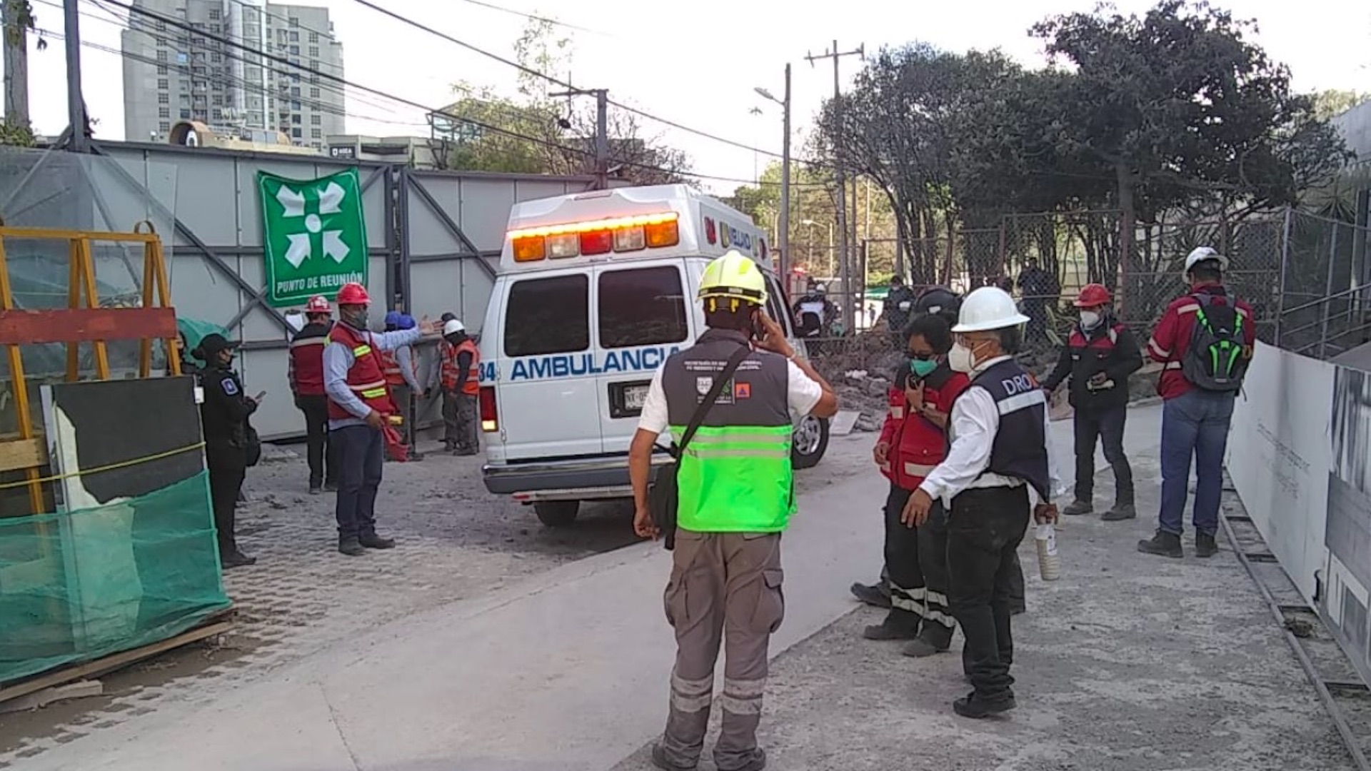 Una persona muerta y tres lesionadas tras colapso de barda en construcción en Tlalpan