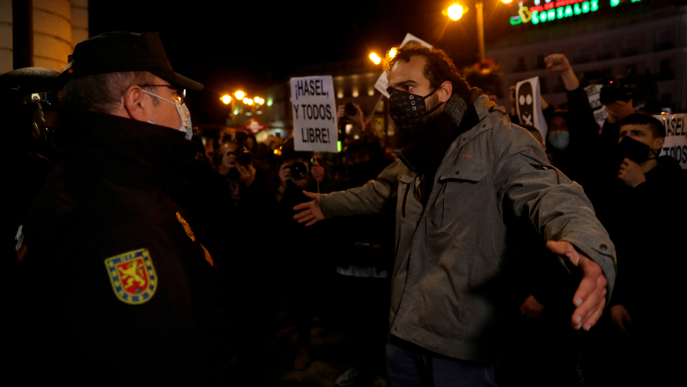 Violentos disturbios en España para exigir libertad de rapero encarcelado