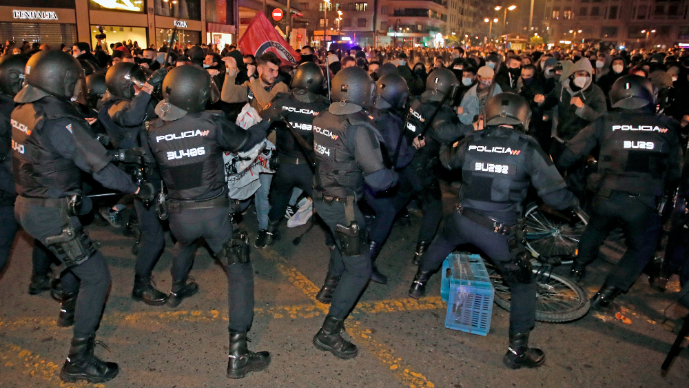 Tercera noche de disturbios en España por encarcelamiento del rapero Pablo Hasel