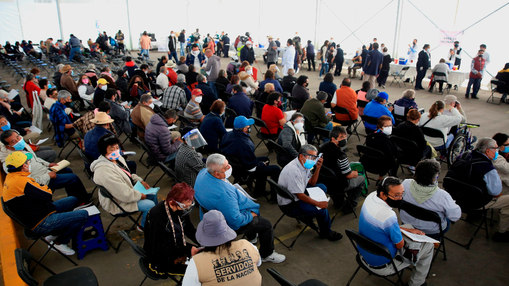 AMLO prevé que a más tardar en abril serán vacunados todos los adultos mayores