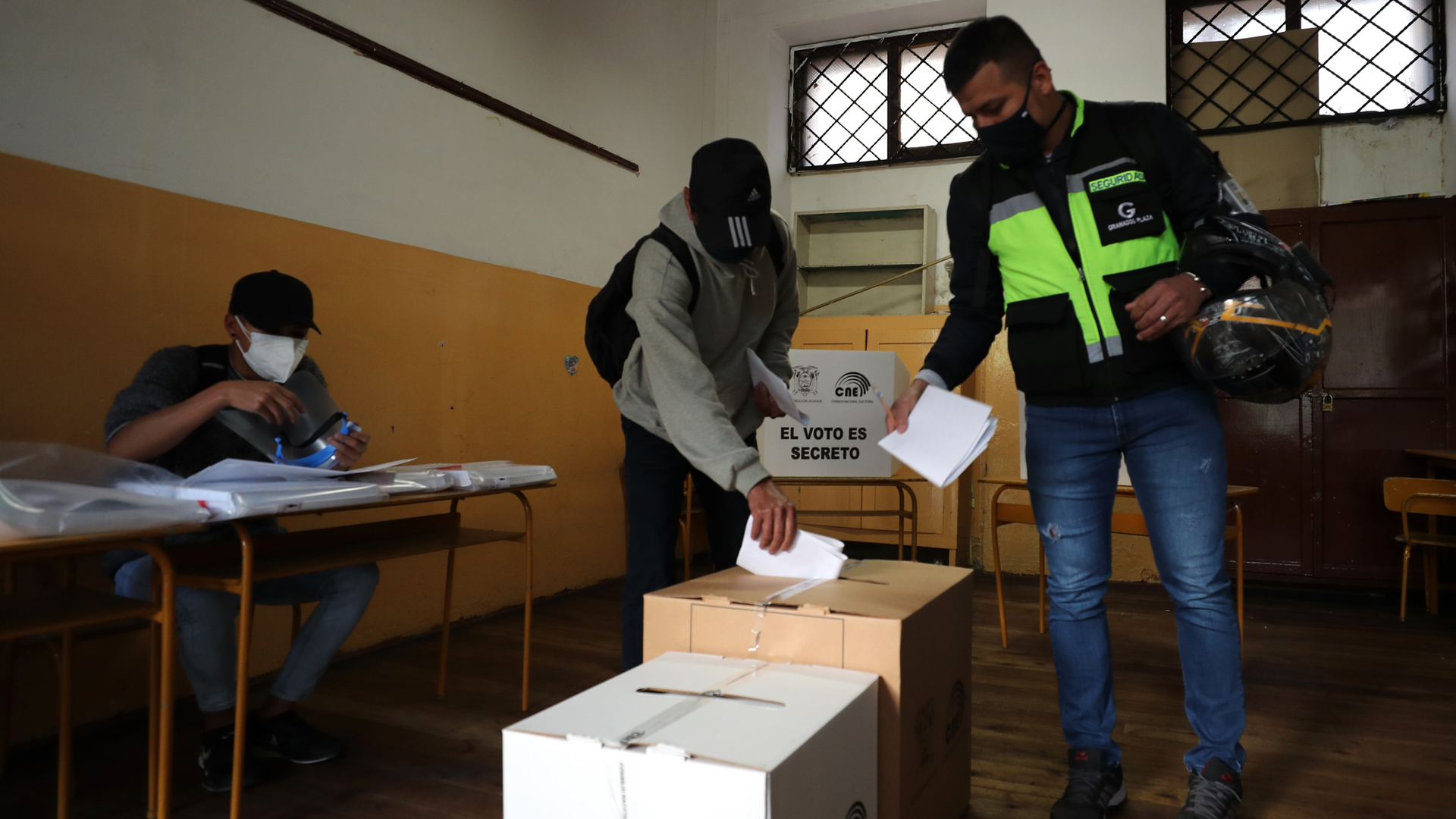 Ecuador vive jornada electoral para elegir a su nuevo presidente