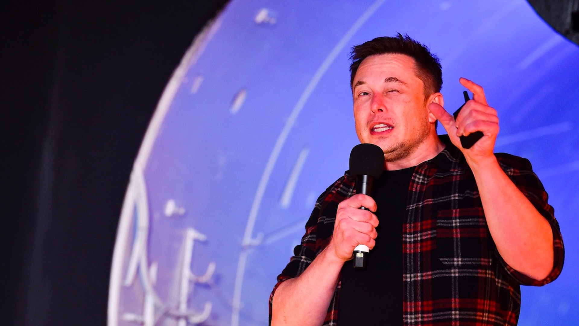 Empresa de Elon Musk implanta chip a un mono para que use videojuego con la mente