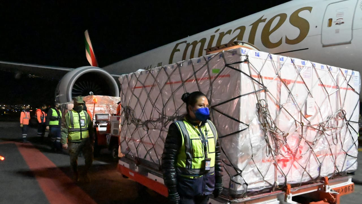 Llegan a México 870 mil vacunas contra COVID-19 de AstraZeneca; Vacunación iniciará las 8:00 h del lunes