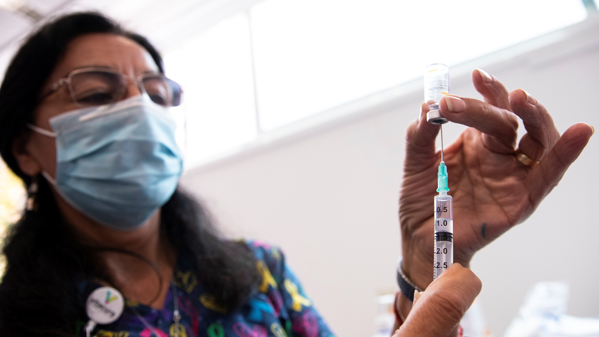 El 39 % de la población de Latinoamérica está completamente vacunada, según OPS