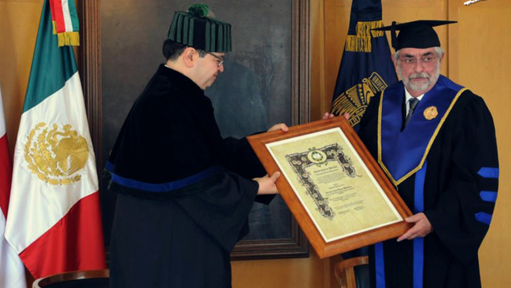 Invisten al rector Enrique Graue con doctorado honoris causa de la Universidad de Panamá
