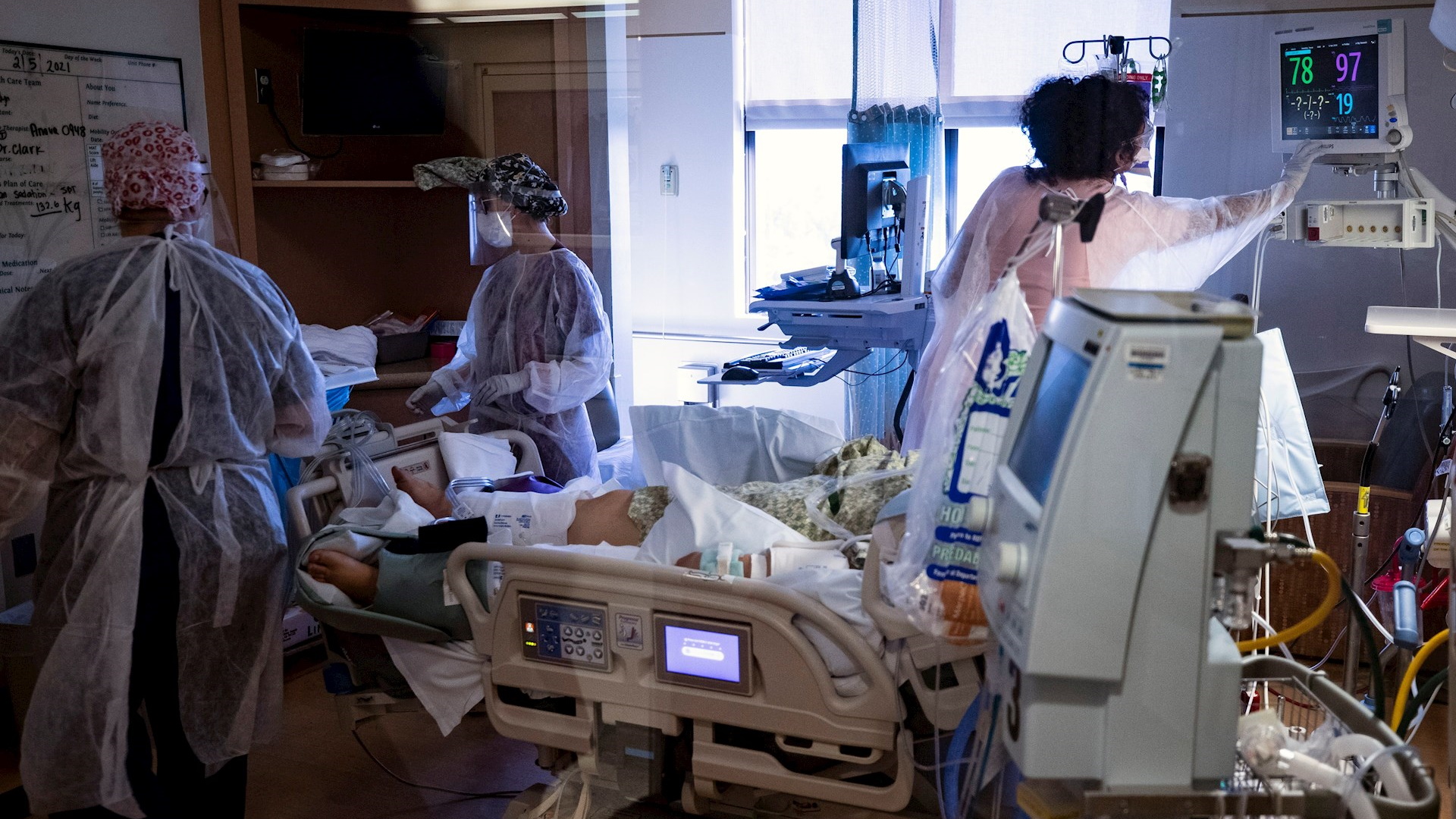 Estados Unidos roza los 27 millones de casos de COVID-19; rebasó las 463 mil muertes