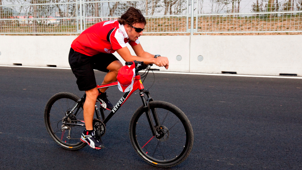 Fernando Alonso, operado de fractura de mandíbula, seguirá en observación 48 horas