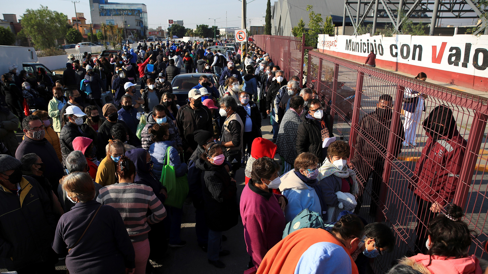 Vacunación en México avanza contrarreloj y con ansiedad entre la población - fila-de-espera-para-vacunacion-contra-covid-19-en-ecatepec-de-morelos