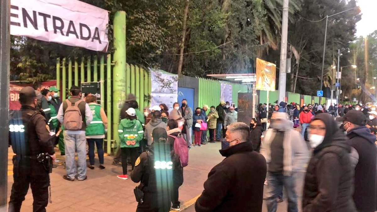 Largas filas en reanudación de vacunación de adultos mayores en CDMX