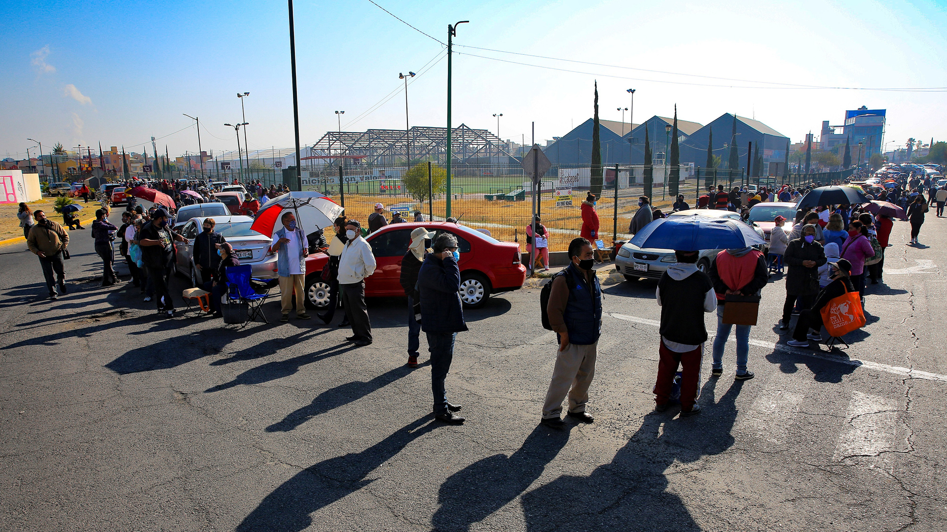 Vacunación en México avanza contrarreloj y con ansiedad entre la población - fila-para-vacunacion-contra-covid-19-en-ecatepec