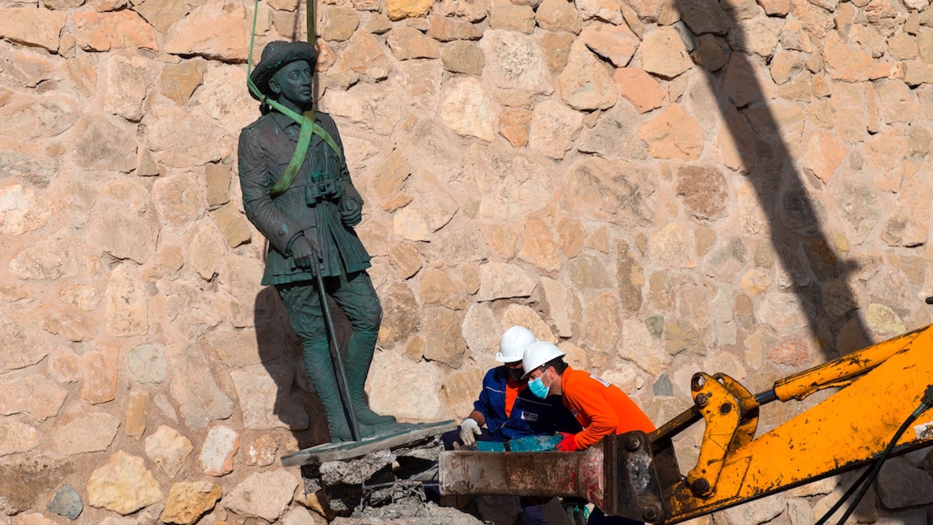 Retiran la última estatua del dictador Francisco Franco que quedaba en España