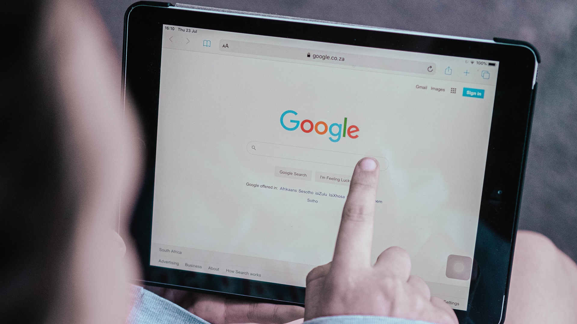 Google admite que Assistant "a veces" escucha y graba a usuarios sin permiso: India Today - google-en-tablet